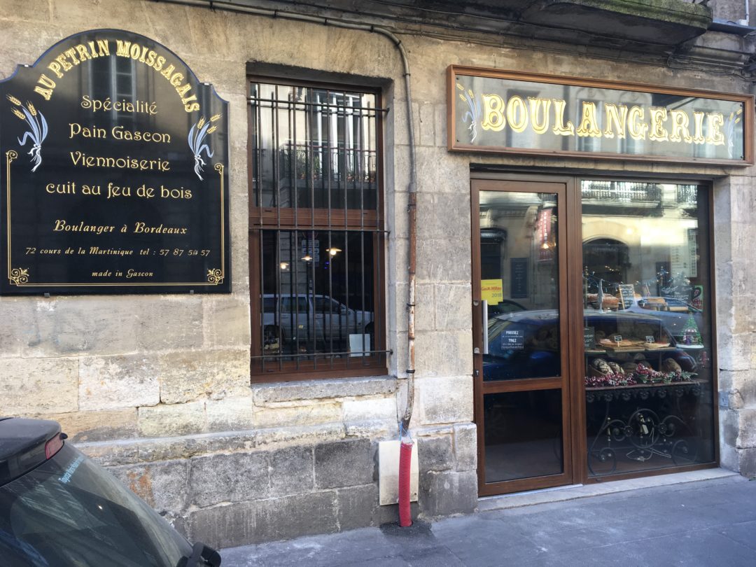 Au Pétrin Moissagais, la plus vieille boulangerie de Bordeaux située aux Chartrons, célèbre pour son four à bois historique datant de 1765 et son pain gascon artisanal.